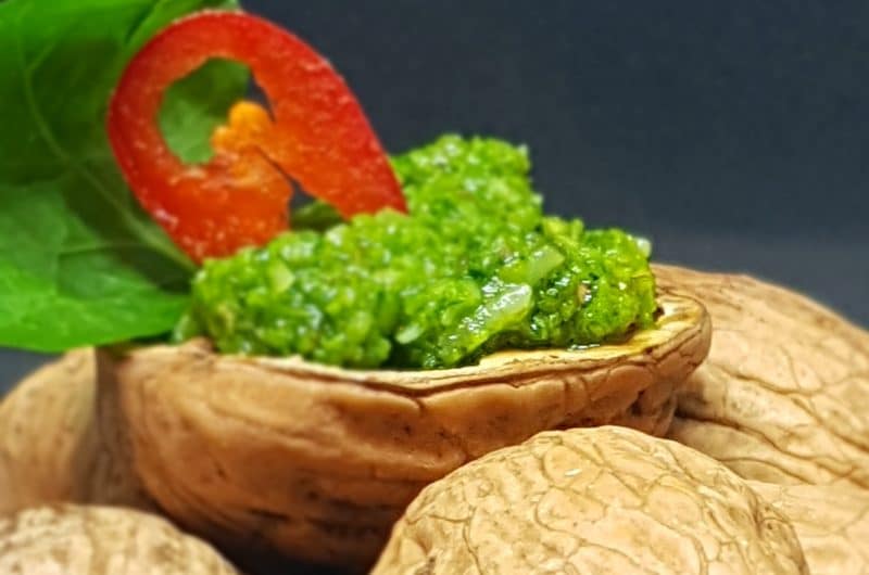 Pesto mit Petersilie und Walnüssen