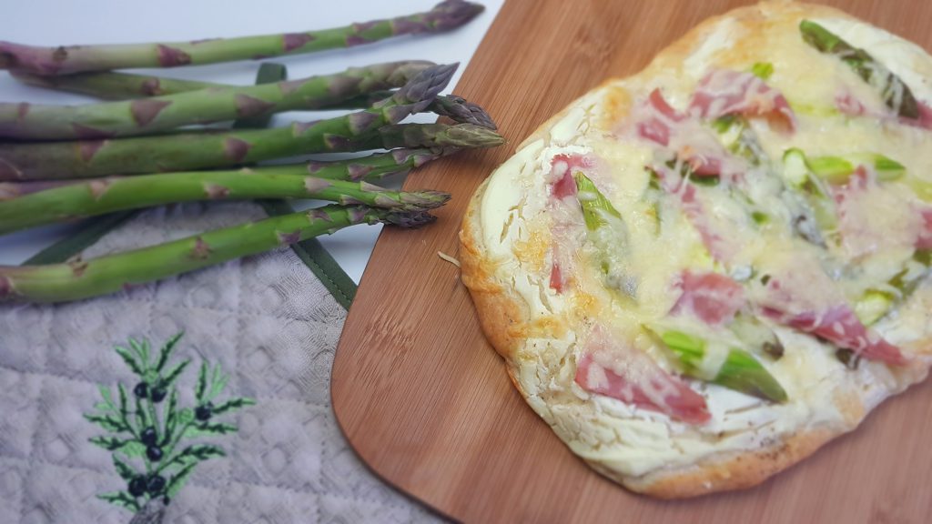 Spargel-Schinken-Pizza