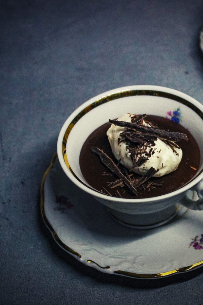 Pudding mit Schokolade und Sahne