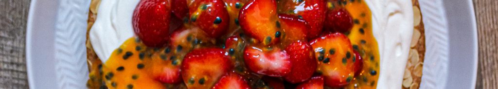 Ein knuspriger Mandelkuchen mit Erdbeeren, einer Sahnecrème und fruchtigem Passionsfruchtgelee. Ideal für die nächste sommerliche Kaffeetafel.