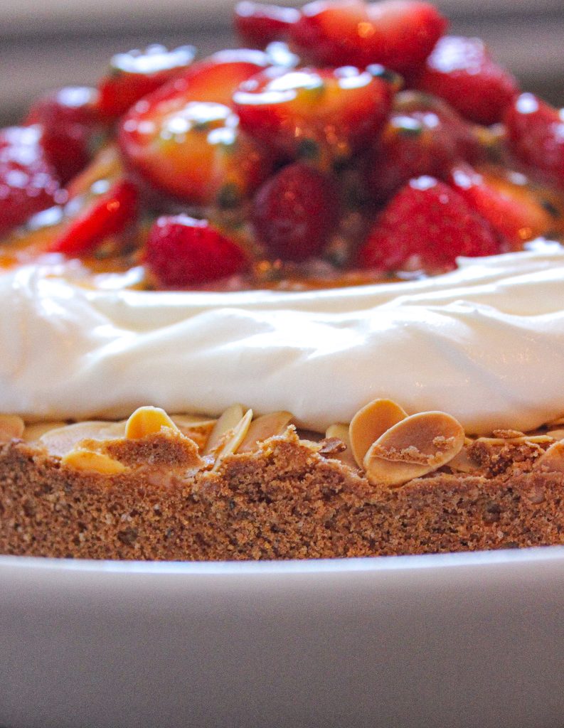 Ein knuspriger Mandelkuchen mit Erdbeeren, einer Sahnecrème und fruchtigem Passionsfruchtgelee. Ideal für die nächste sommerliche Kaffeetafel.