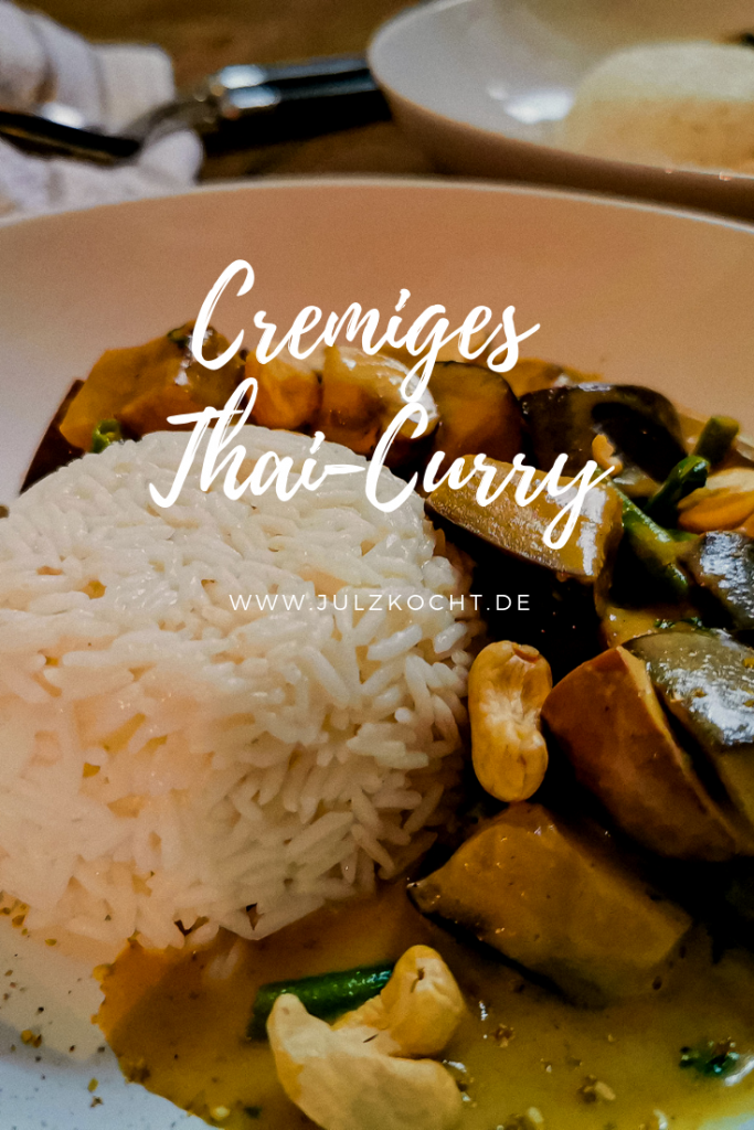 Ein cremiges Thai-Curry mit Auberginen, Bohnen, Pilzen, Kokosmilch und Erdnuss.