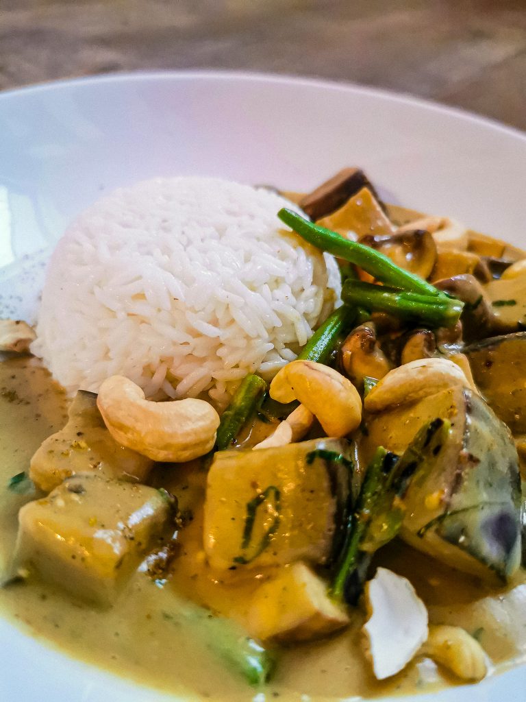 Curry mit Kokos und Aubergine