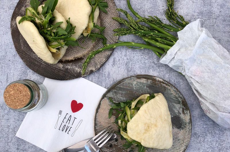 Bao Buns mit asiatischem Spargelsalat